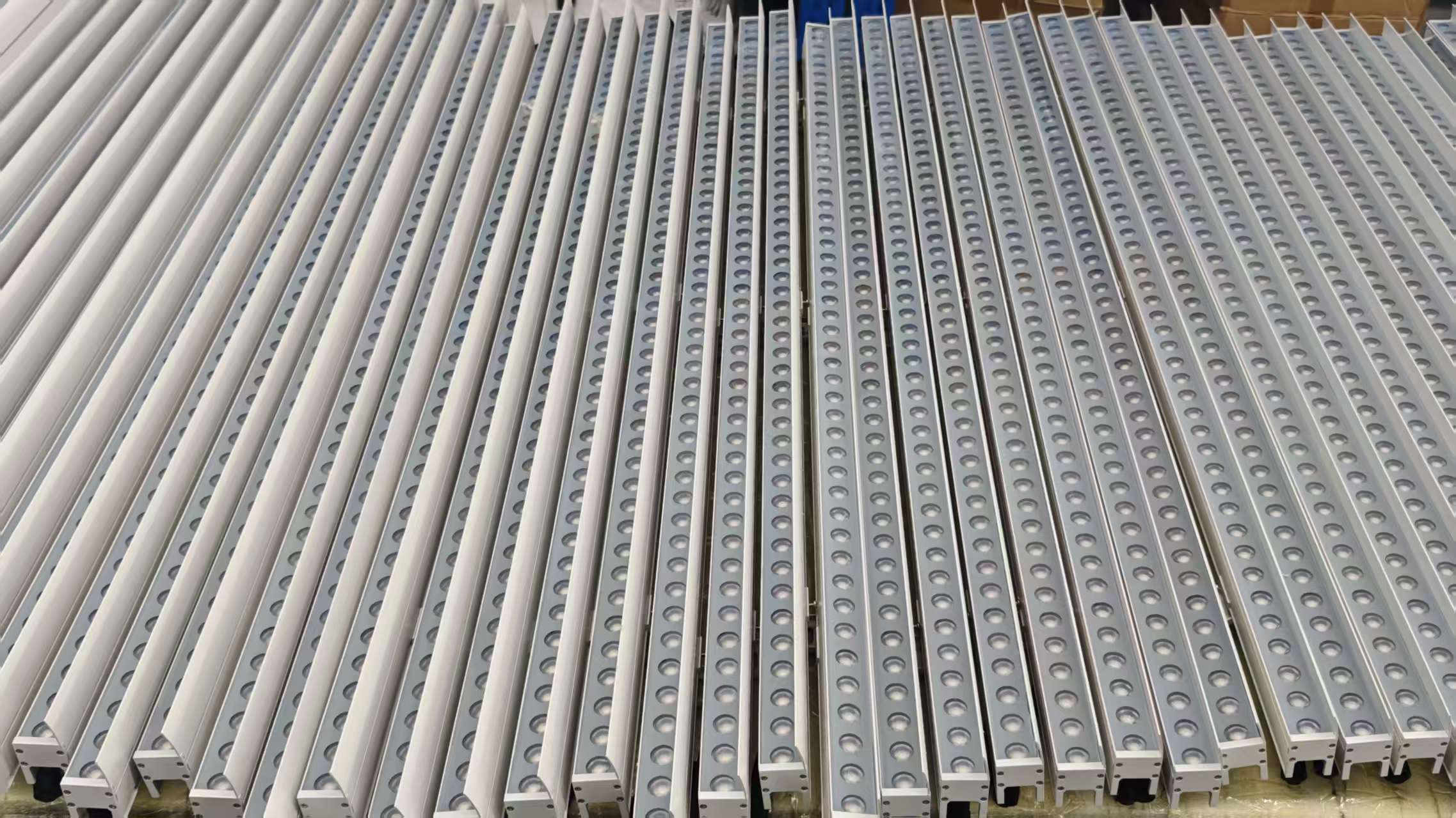 Linear RGBW LED wall washer installed on a building facade, showing uniform illumination, controlled color rendering, and architectural facade lighting performance