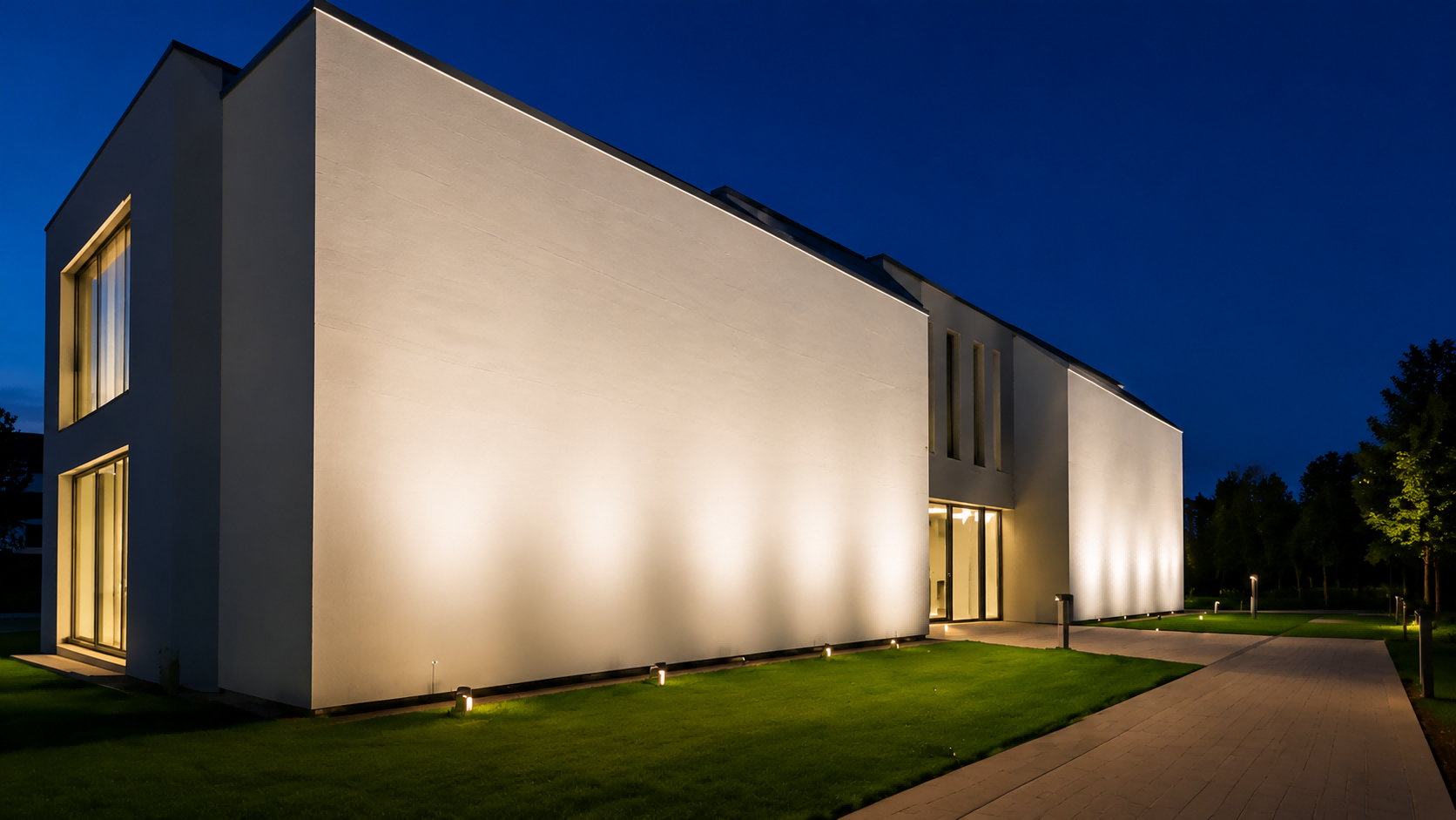 Perfect uniform facade illumination achieved with LNJAMI asymmetric TIR lenses.